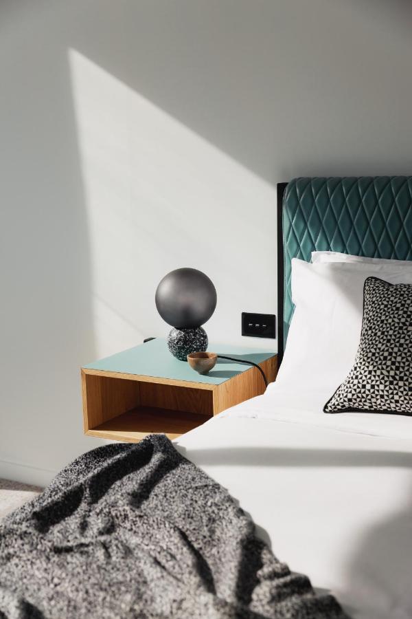 Ebb-Dunedin Exteriér fotografie A bedside table