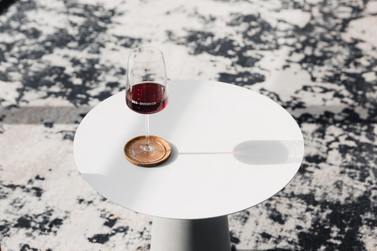 Ebb-Dunedin Exteriér fotografie A wine glass coaster