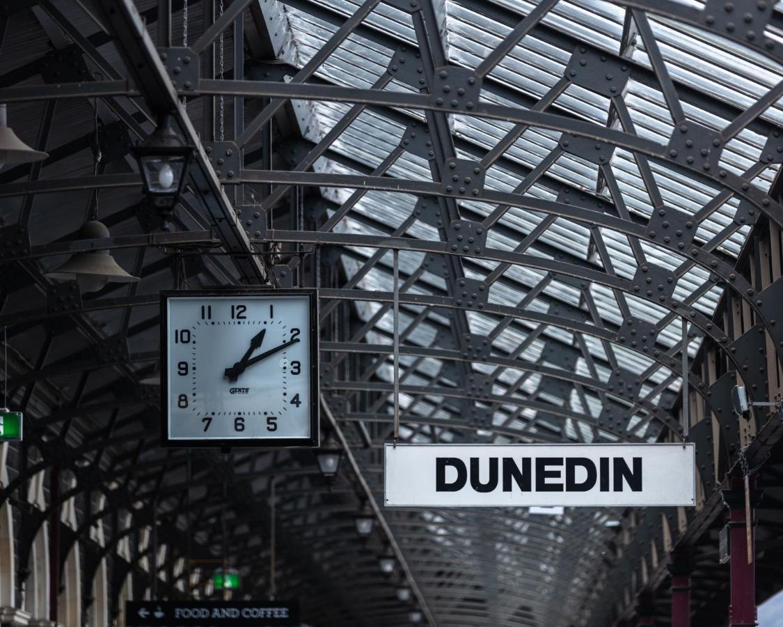 Ebb-Dunedin Exteriér fotografie The clock at Dunedin railway station