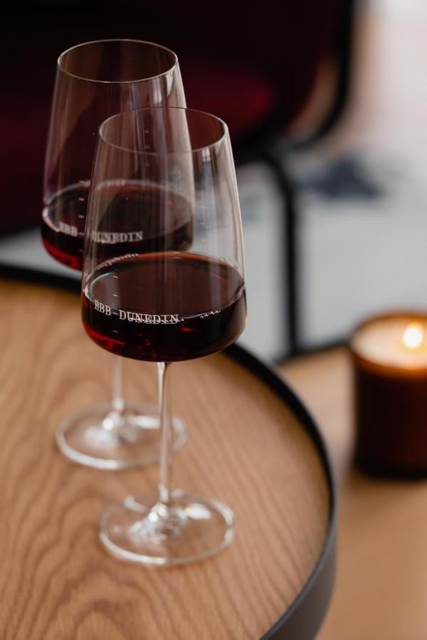 Ebb-Dunedin Exteriér fotografie A glass of red wine