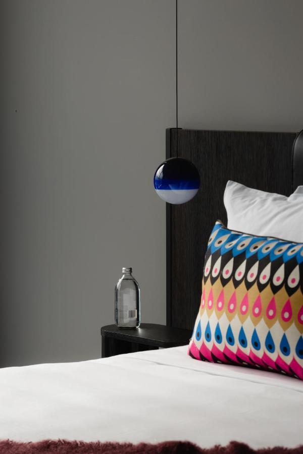 Ebb-Dunedin Exteriér fotografie The lampshade of the pendant lamp "Globe"