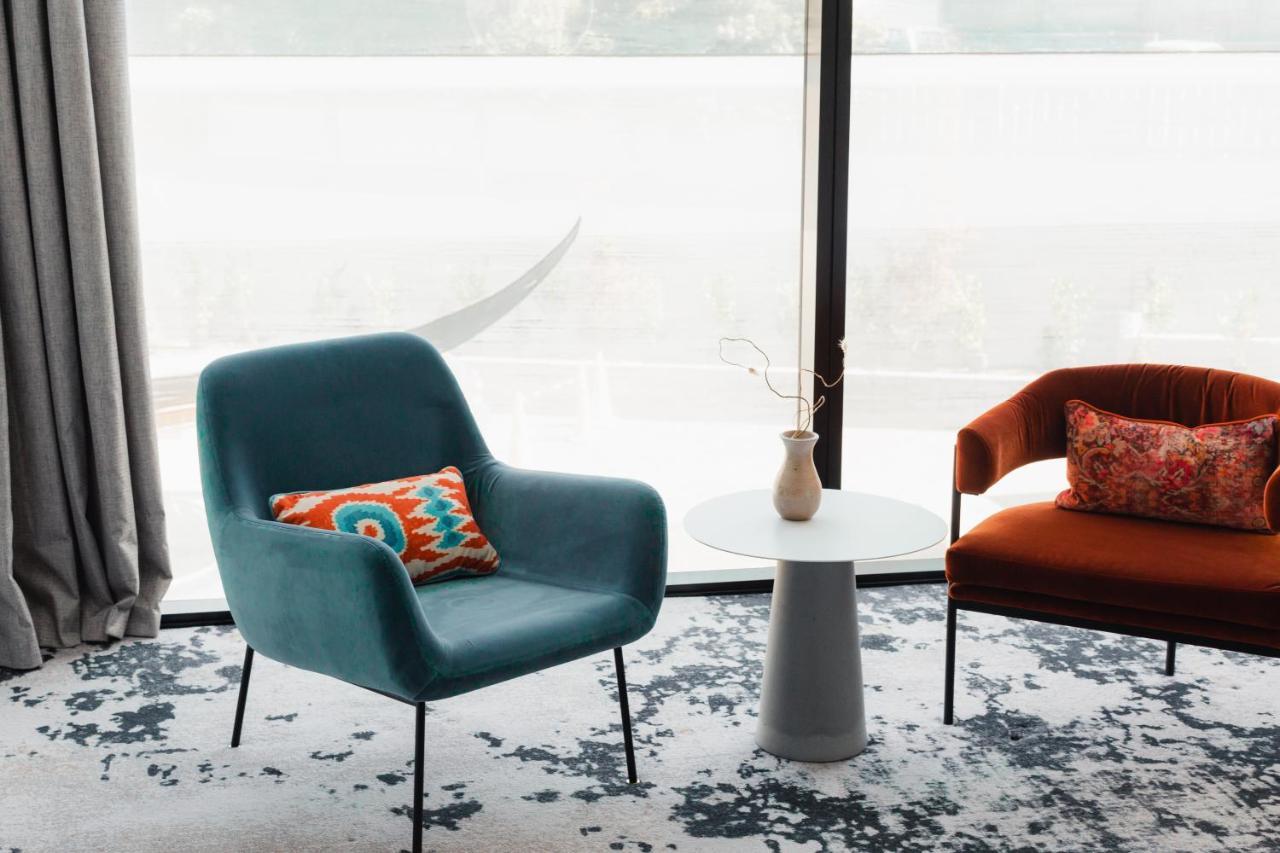 Ebb-Dunedin Exteriér fotografie The 1950s armchair, designed by Hans Wegner, is a classic example of Danish design.