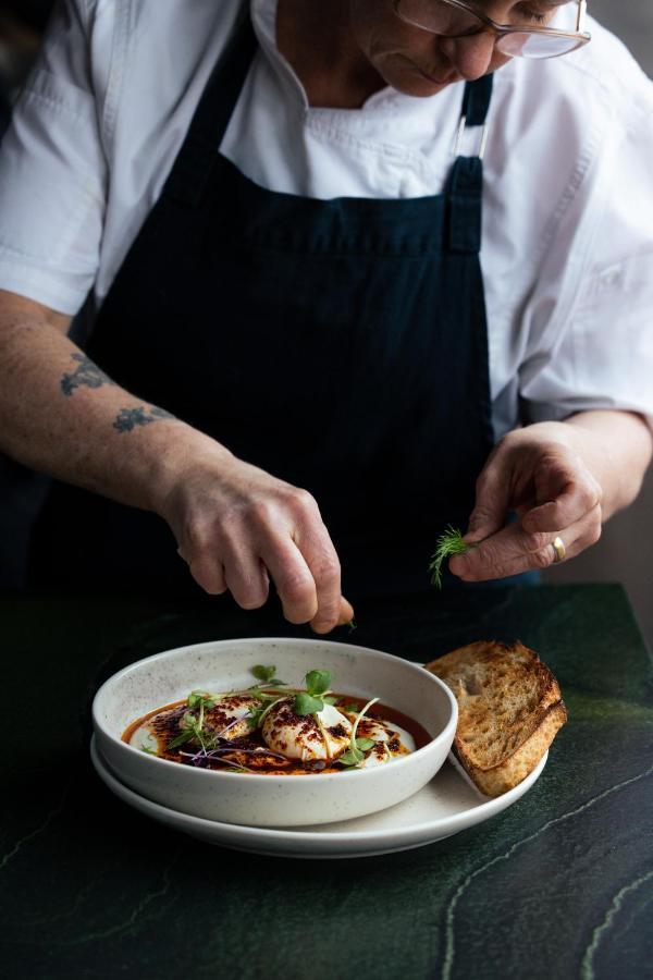 Ebb-Dunedin Exteriér fotografie A chef preparing a dish