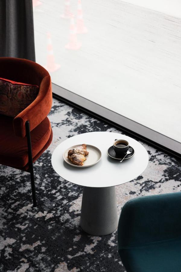 Ebb-Dunedin Exteriér fotografie A coffee table with a coffee cup and a pastry